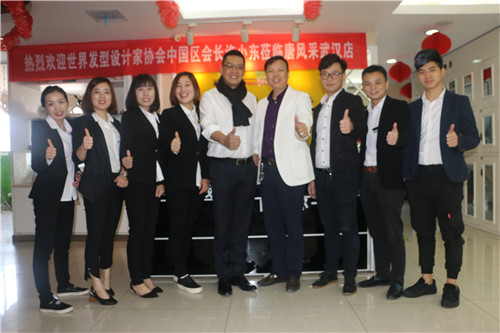 歡迎ICD世界發(fā)型設(shè)計(jì)家協(xié)會(huì)中國區(qū)會(huì)長許小東蒞臨唐風(fēng)采 歡迎ICD世界發(fā)型設(shè)計(jì)家協(xié)會(huì)中國區(qū)會(huì)長許小東蒞臨唐風(fēng)采